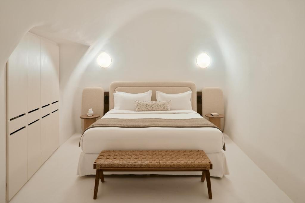 Mystique, A Luxury Collection Hotel, Santorini beeed