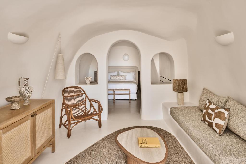 Mystique, A Luxury Collection Hotel, Santorinii