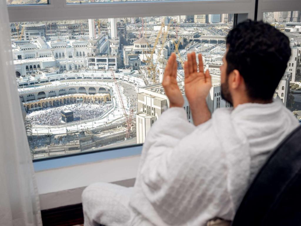 Swissotel Makkah pray