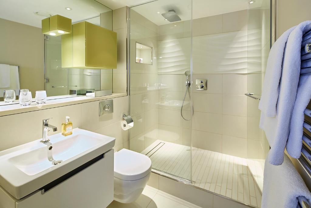 Cheval Three Quays London bathroom